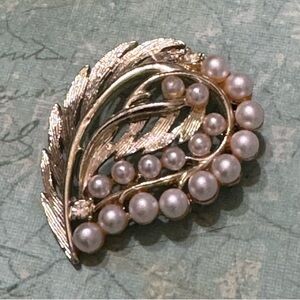 VINTAGE GOLD TONE FLORAL BROOCH